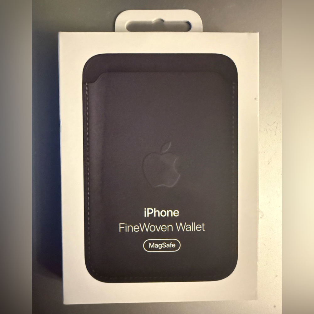 New Apple wallet black